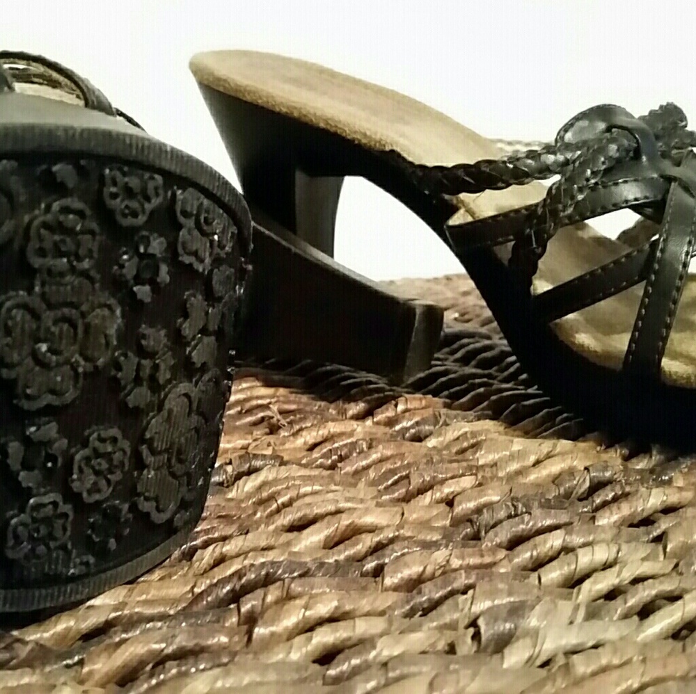 MUDD faux leather woven heeled sandals